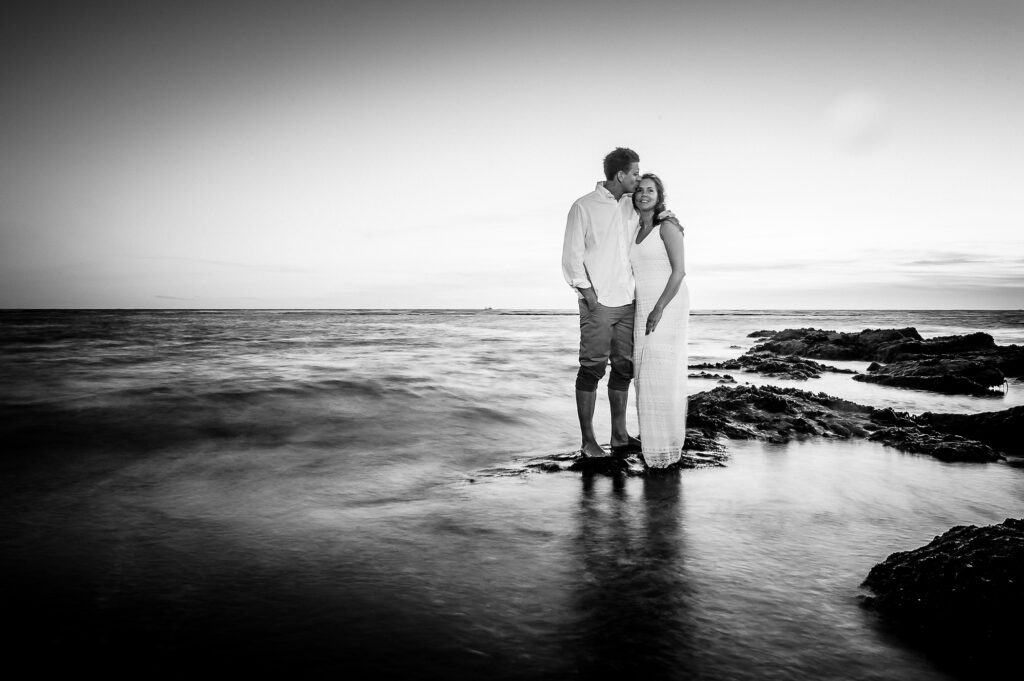 a proximite de poitiers un photographe prend un couple en photo à la mer