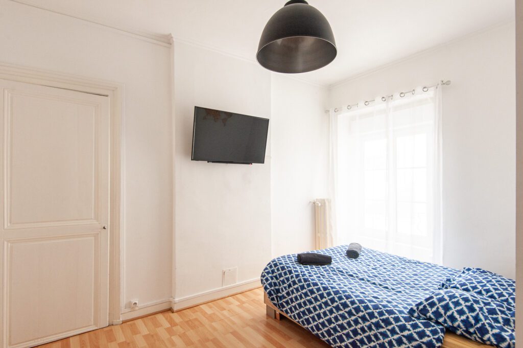 Vue d’un studio cosy avec mobilier pratique