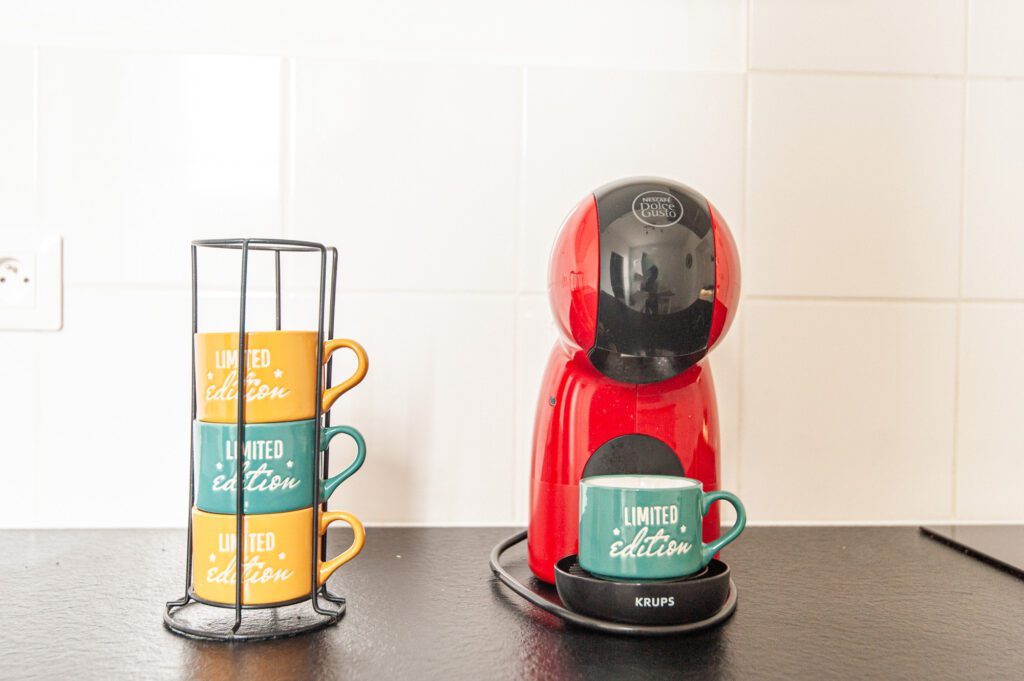 Machine à café Krups Dolce Gusto mise en avant sur une desserte