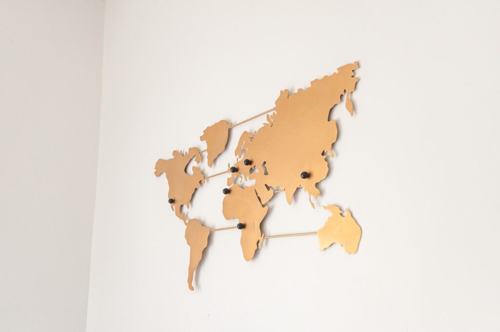 Carte du monde décorative au mur dans une chambre meublée
