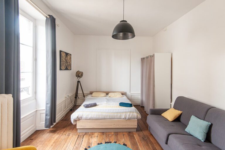 Chambre décorée avec des coussins aux tons chaleureux