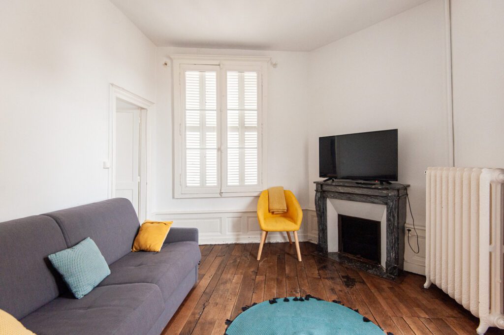 Cheminée ancienne dans un séjour rénové à Poitiers