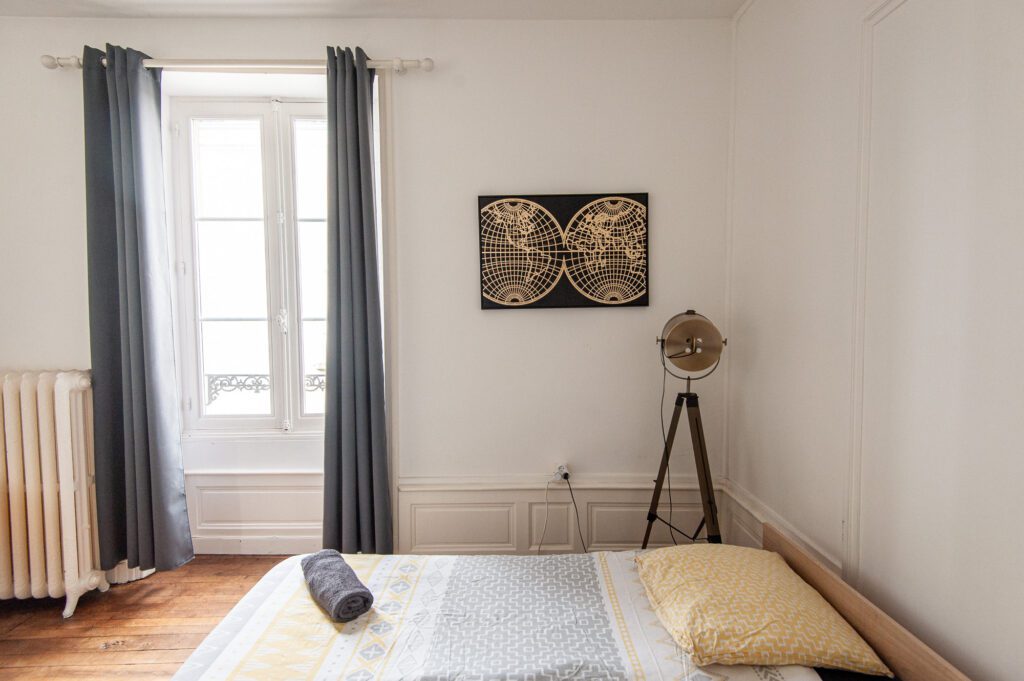 Rideaux et décoration textile dans une chambre aménagée