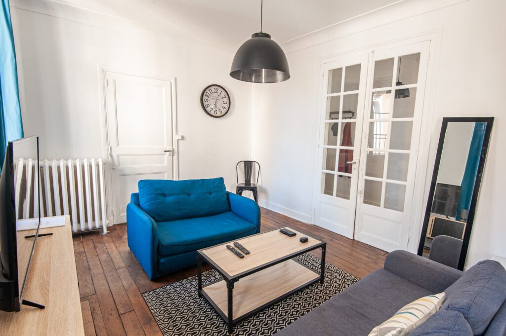 Espace de vie lumineux dans un appartement moderne