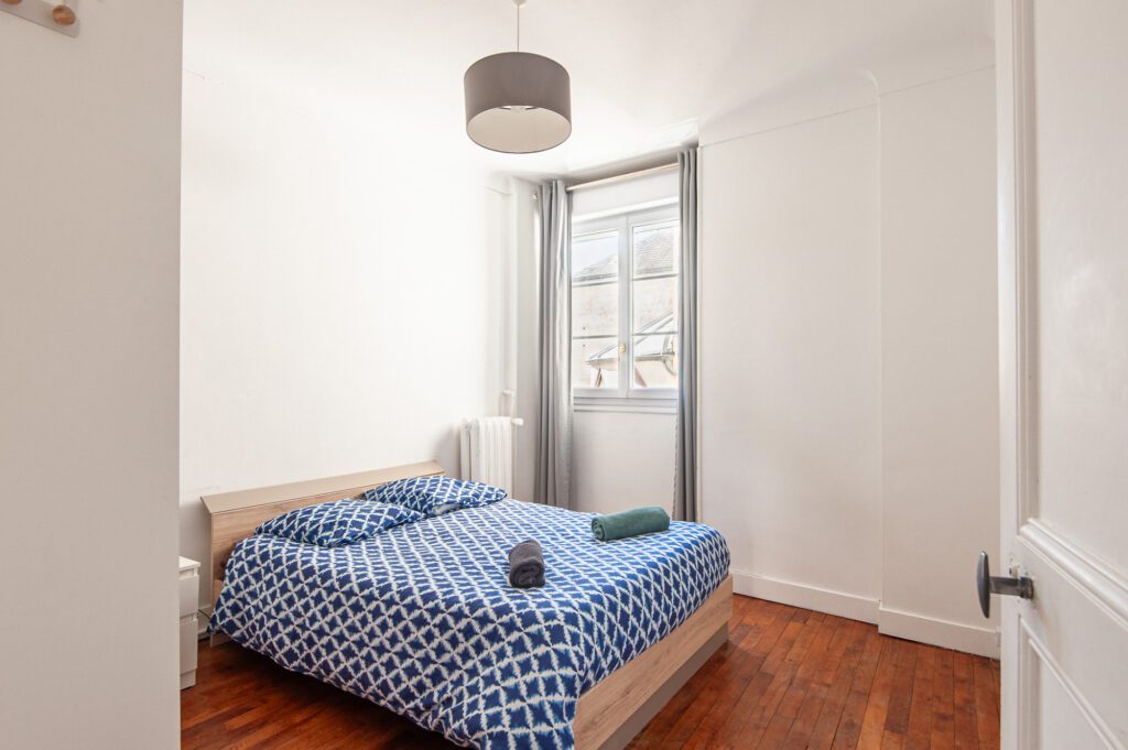 Vue d’ensemble d’une chambre meublée destinée à la location courte durée